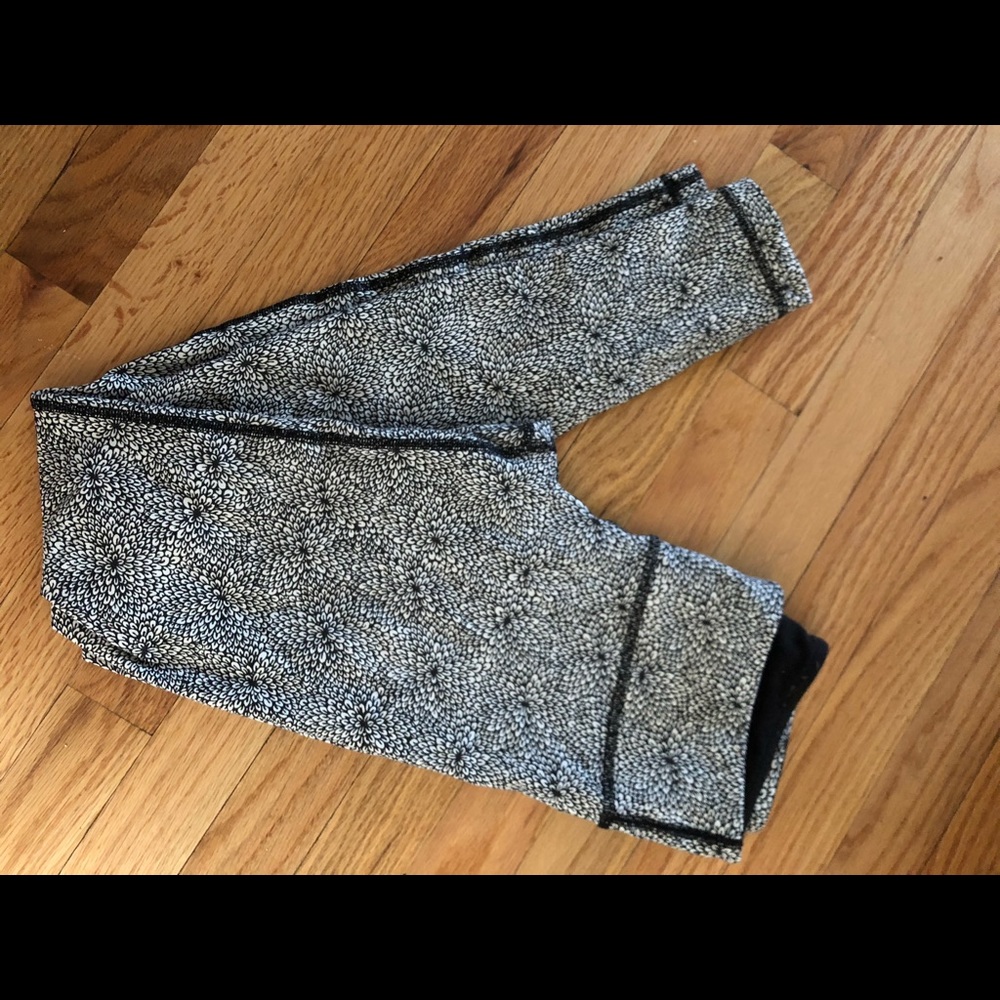 Lulu lemon black and white canvas low rise legging